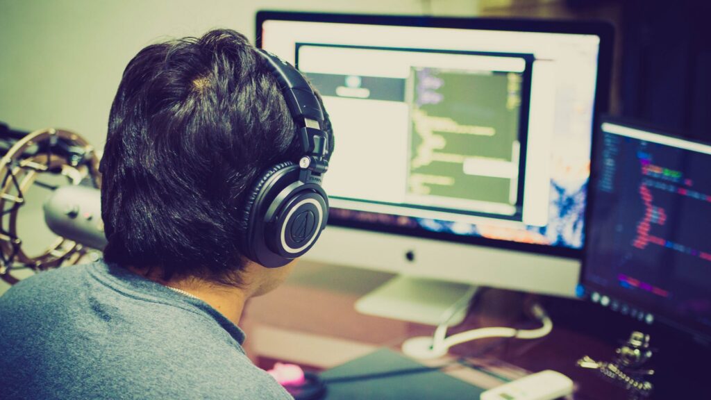 Python in Modern Computing: Origins, Ecosystem, and Practical Applications